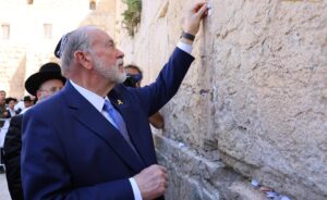 מייק האקבי: "בקרוב הדברים עלולים להפוך למעט חריפים ב'שכונה'"