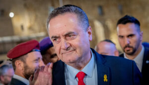 שר הביטחון לנשיא: מחוק את הרישום הפלילי של אלאור עזריה