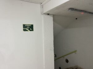 פעילות תחזוקה שגרתית: עיריית קריית שמונה החלה בבדיקות כשירות במקלטים הציבוריים