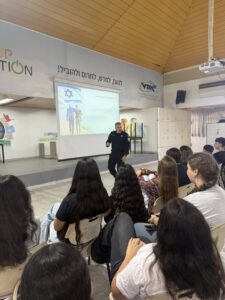לקראת הקיץ: תלמידי אורט רבין בגן יבנה השתתפו בהרצאת קצין שב"ס על אלימות נוער