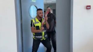 המערב הפרוע באתרי הבנייה: פועלים תיעדו "פשיטה חמושה" עם כלי עבודה | צפו