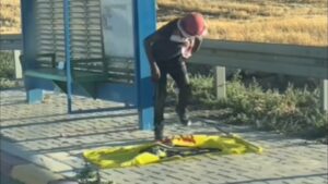 פשע שנאה בדרום: נער עוקר דגל משיח ודורך עליו | צפו