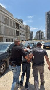בתוך דקות ובזכות חתירה למגע: צוותי אגף הביטחון והשיטור העירוני עצרו חשוד שפרץ לאתר בנייה בטירת כרמל