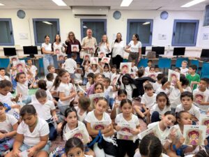 באילת מעודדים קריאה: ספר אישי במתנה הוענק לתלמידי כיתות א’