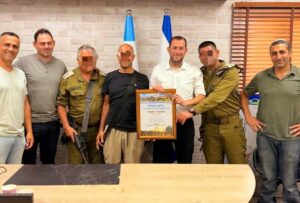 עמד מול המחבל והציל חיים: רבש"צ סלעית קיבל צל"ש אזרחי מראש המועצה