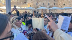 שוב: נשות הפרובוקציה מחללות את תפילת ראש חודש בכותל המערבי