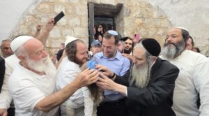 אלפי מתפללים נכנסו הלילה לקבר יוסף. יוסי דגן: "שליחים של כל עם ישראל"
