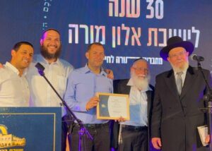 הרב הראשי והרב לבנון העניקו ליוסי דגן את “כתר תורה והתיישבות”