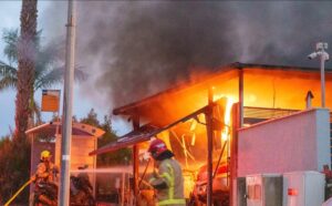 שני כלי רכב, בהם רכב חשמלי, עלו באש סמוך לבית מגורים – לוחמי האש מנעו אסון