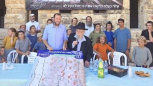 21 שנה אחרי שנשבעו לחזור: הרב דוב ליאור הגיע במסוק לשא-נור ובירך "מציב גבול אלמנה"