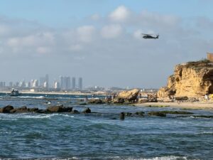שלושה נערים נסחפו בחוף פלמחים – שניים חולצו, כוחות מבצעים חיפוש אחר השלישי