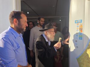 הרב דב ליאור קבע מזוזה בחומש, סייר בצפון השומרון וברך: "יהיו גם יהיו"