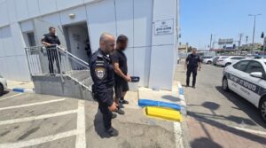 התחזה לדתי ועבד במסעדה: שב"ח מחברון נעצר בחולון